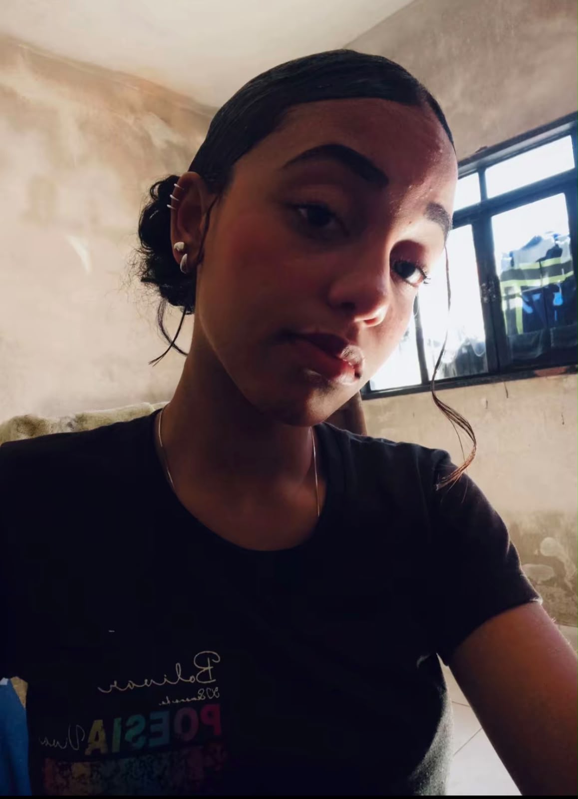 Retrato de Cely em close com luz natural